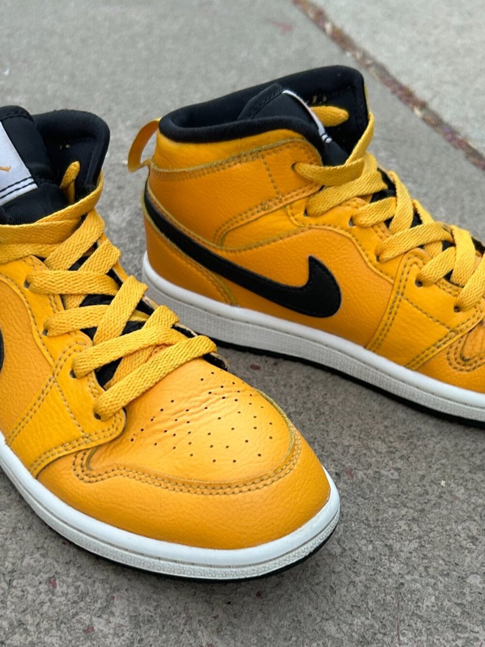Nike Air Jordan 1 Mid 2018 Youth Size 2Y 640734-700 Very Good Condition-Original
